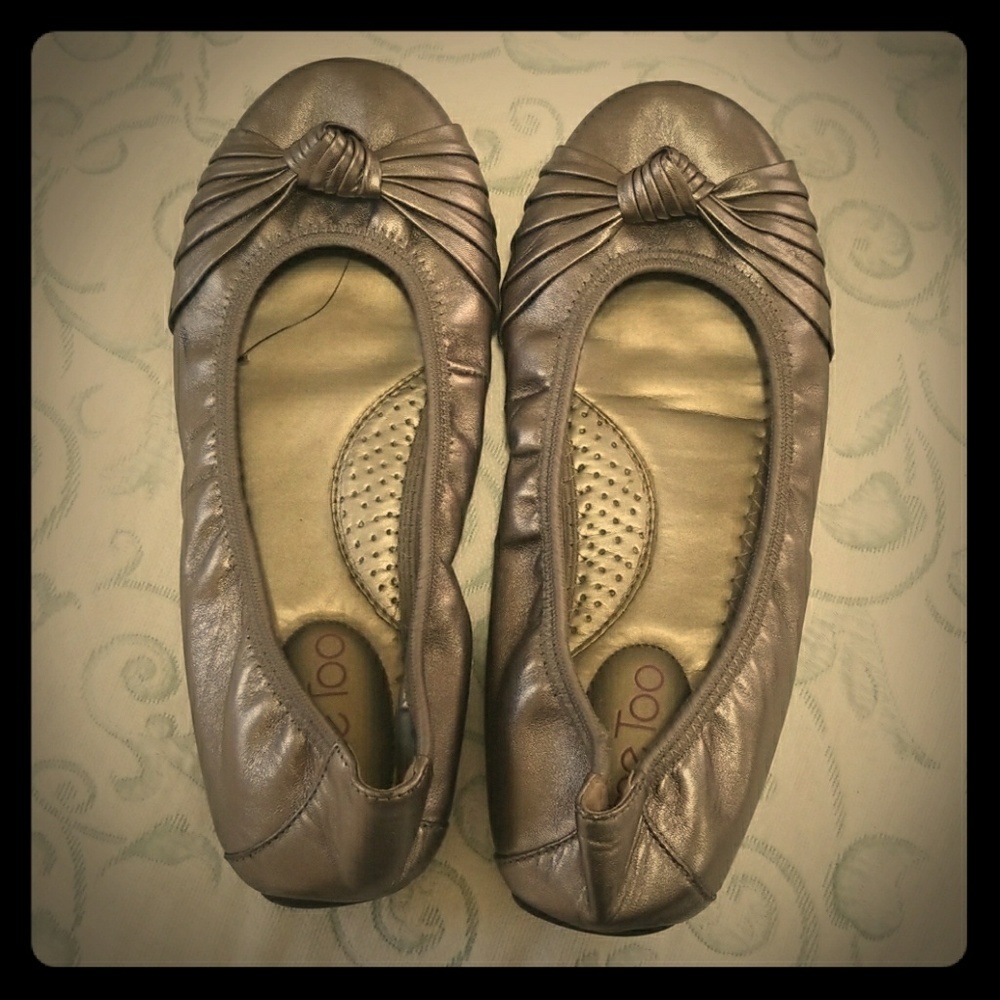 Size 6 Me Too Flats